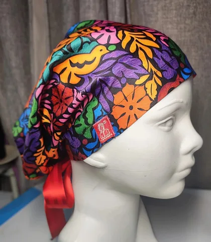 Turbante quirúrgico con bordado otomí de colores