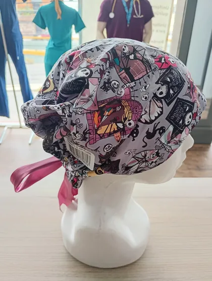 Turbante quirúrgico con estampado de personajes
